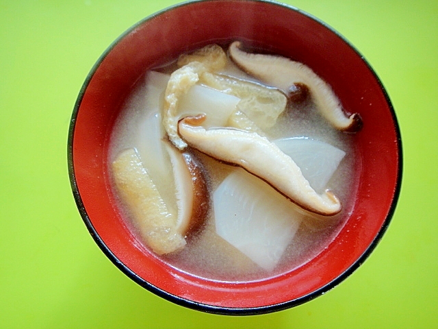 カブと椎茸油揚げの味噌汁