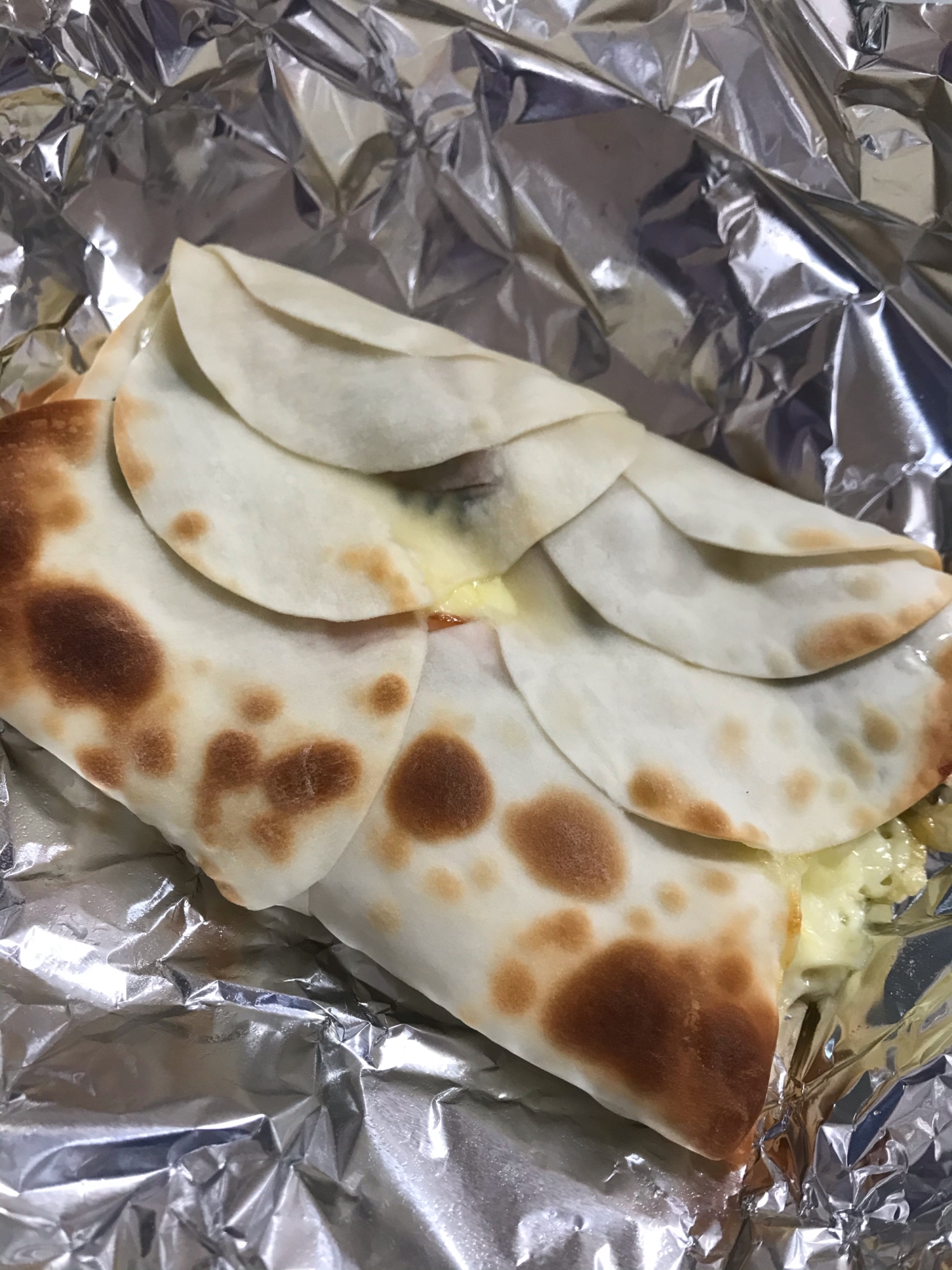 餃子の皮でハムチーズブリトー