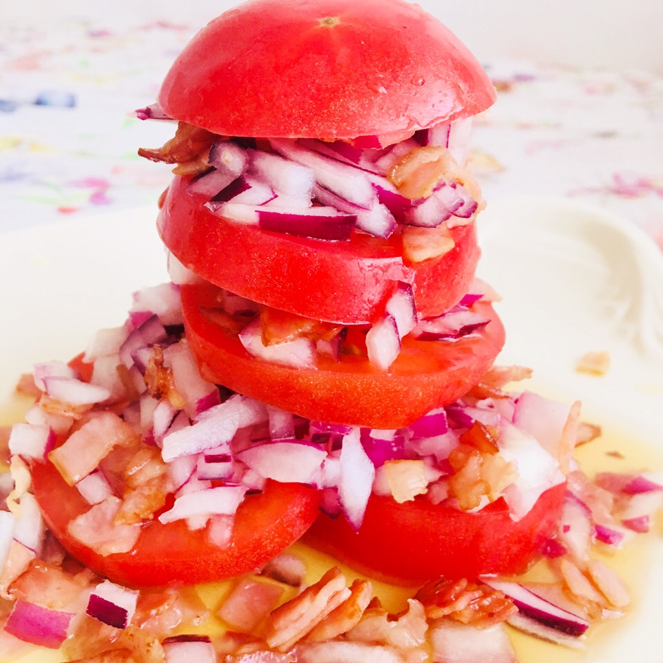 カリカリベーコンと玉ねぎの冷製トマトタワーサラダ