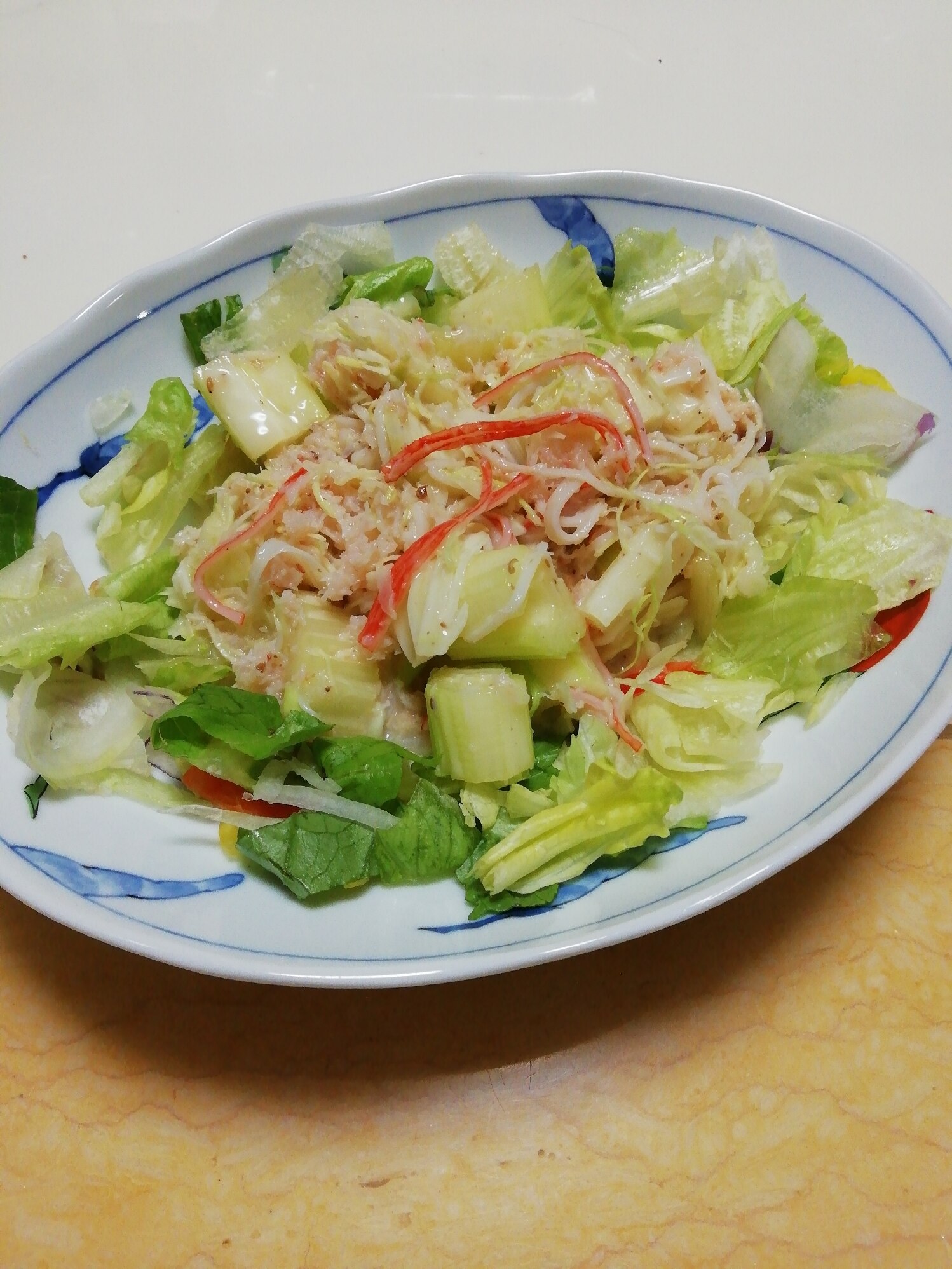 レタスとカニ缶とセロリのまろやかごまわさびサラダ レシピ・作り方 by