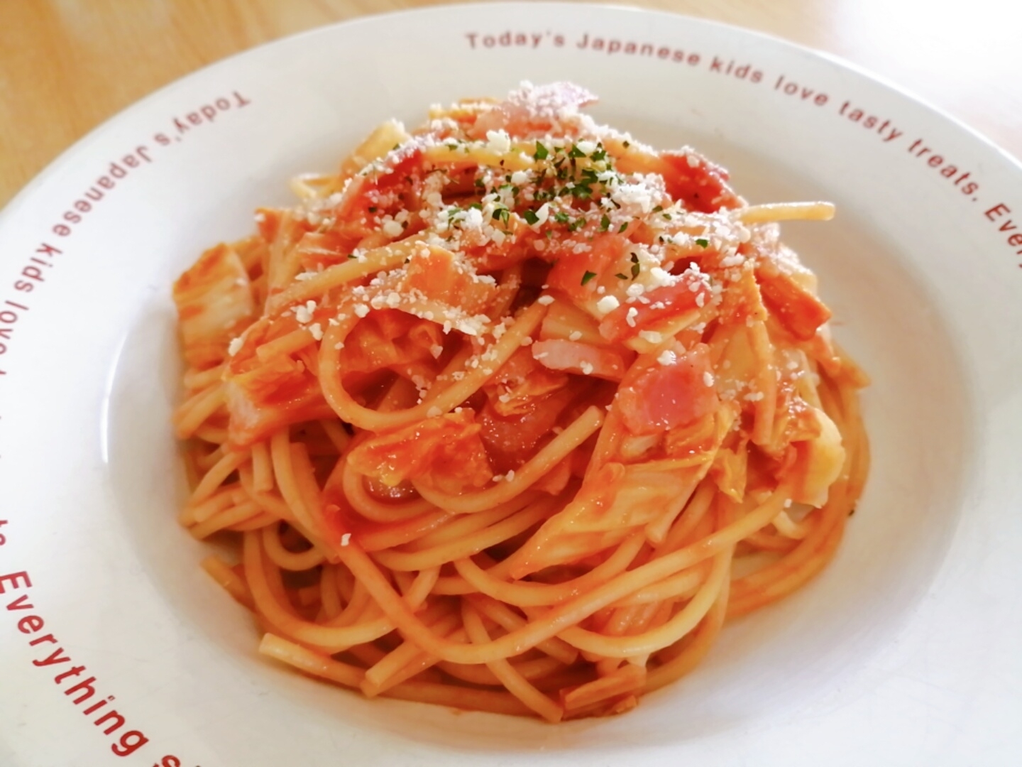 白いプレートに盛り付けた、白菜とベーコンのトマトパスタ