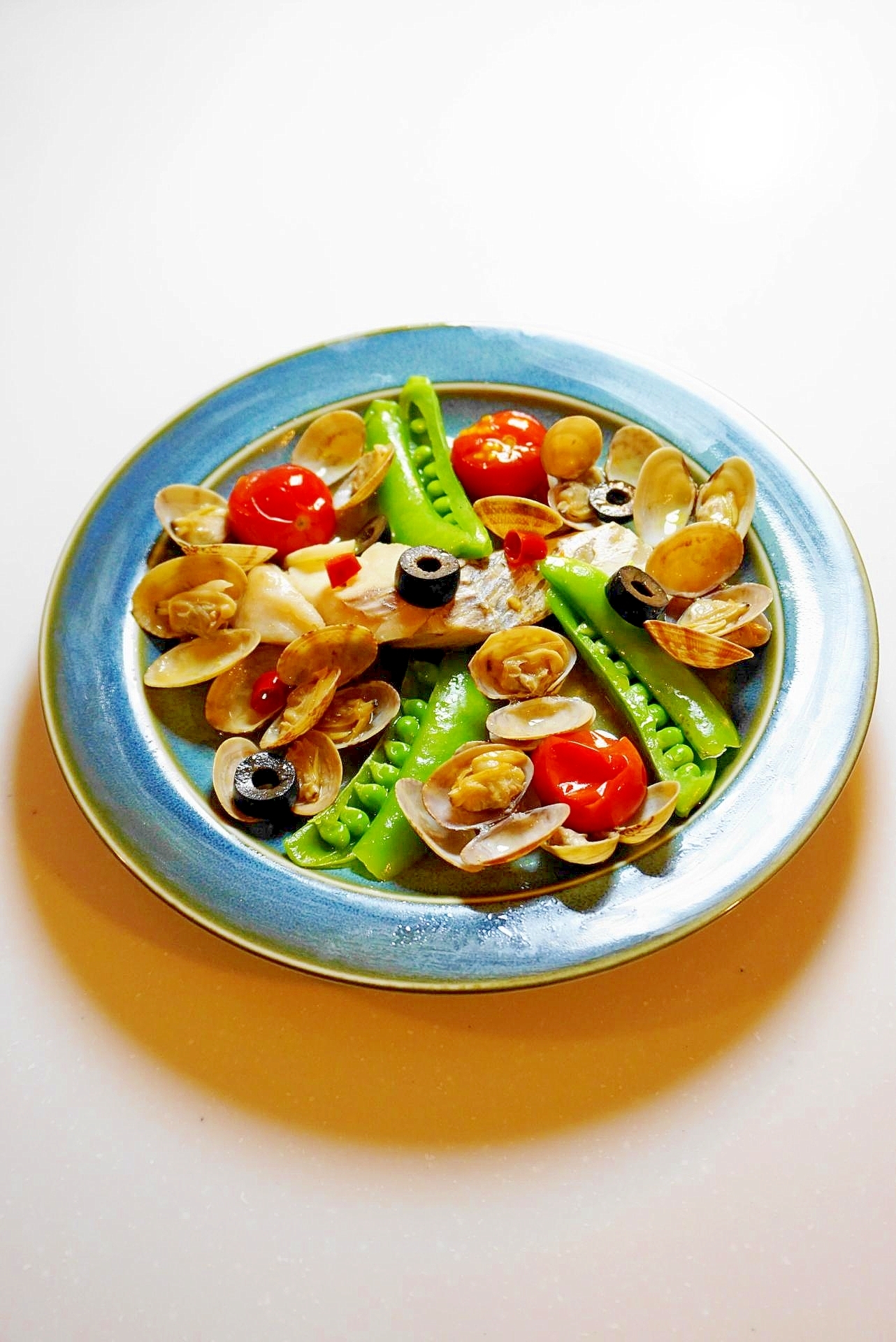 彩り野菜が食欲をそそる！タラのアクアパッツァ