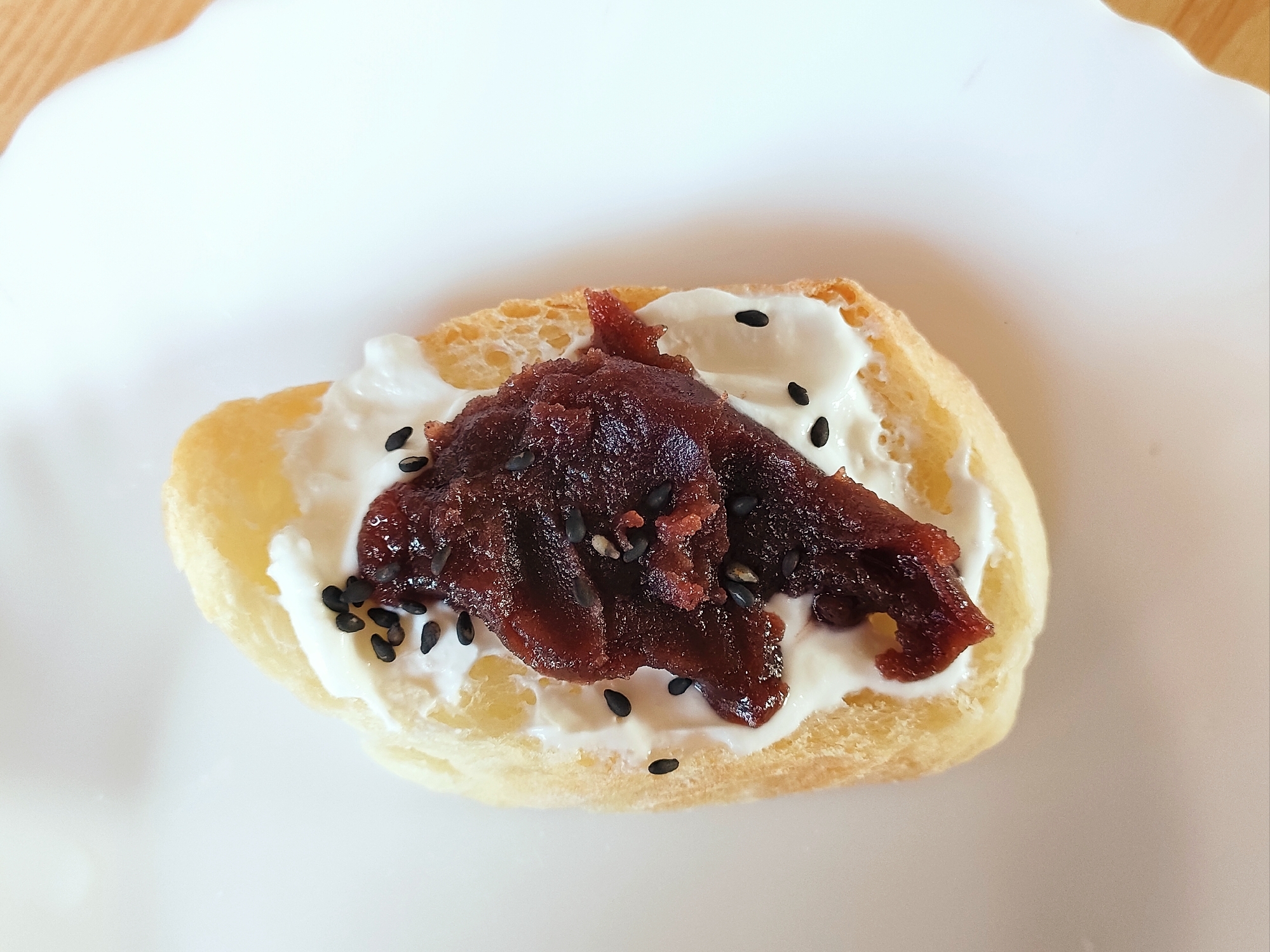 ヨーグルトとあんこと黒ごまのトースト