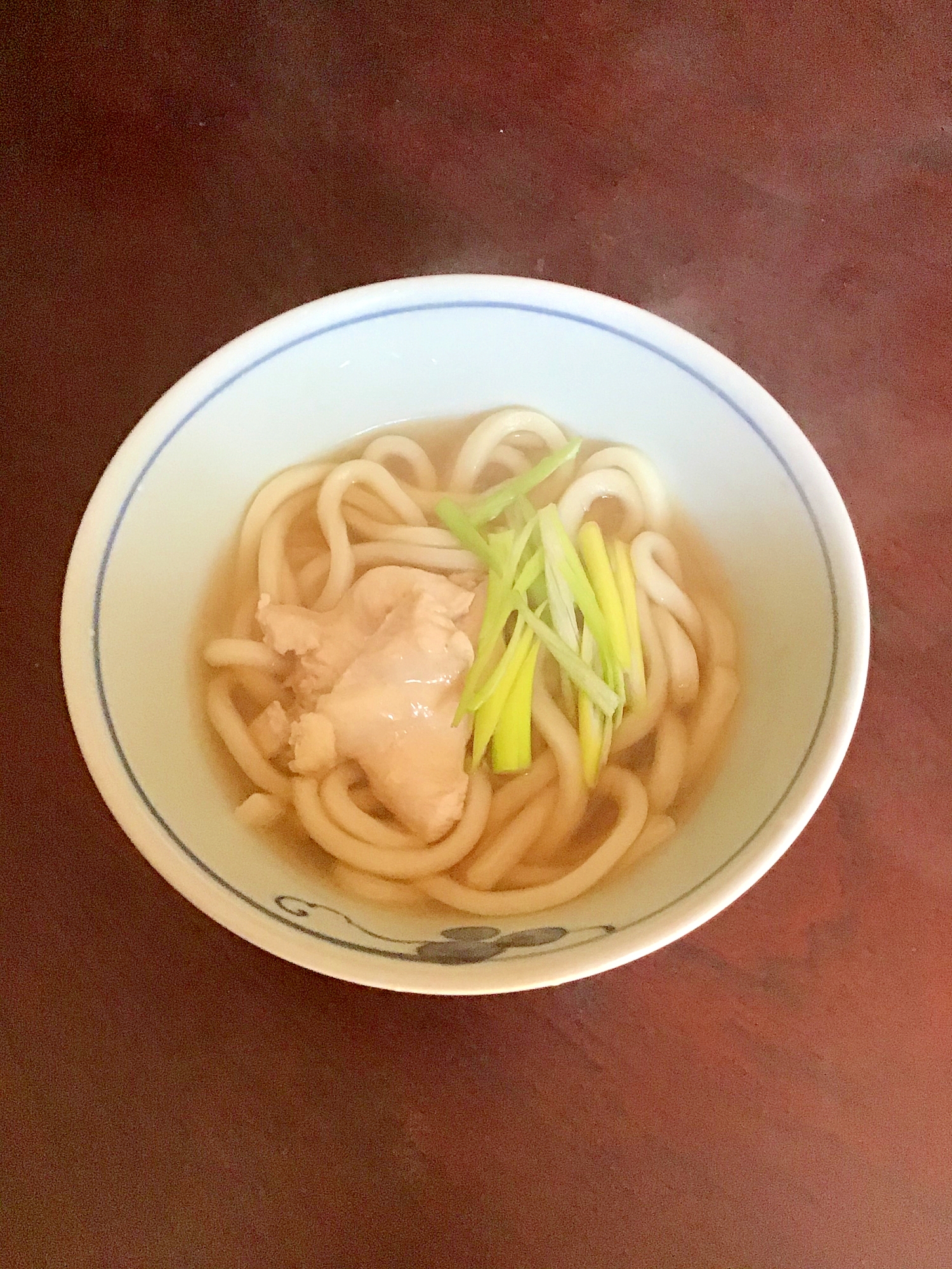 しっとり鶏ムネとネギの白だしうどん。