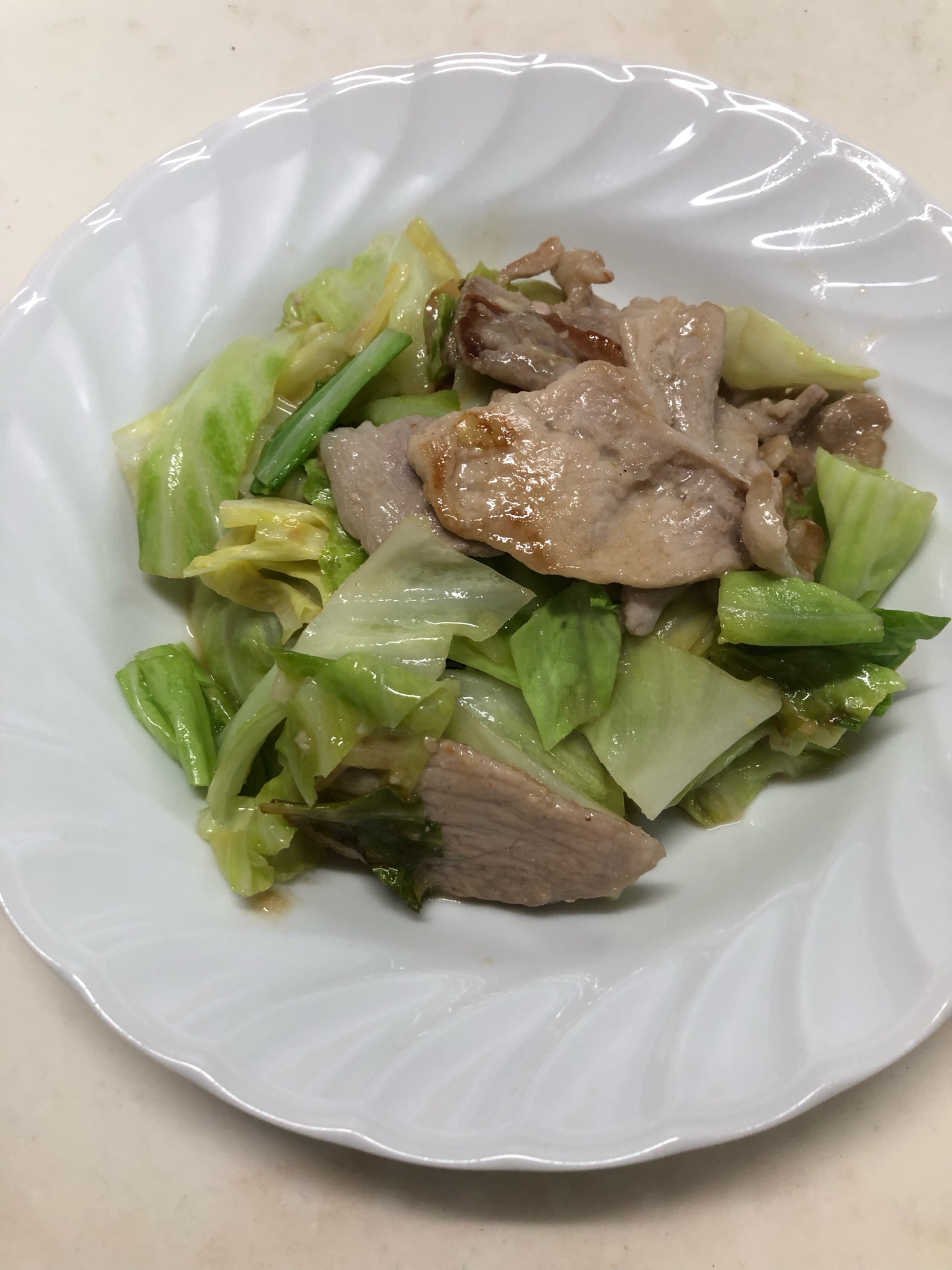 豚肉キャベツのガリバタ炒め