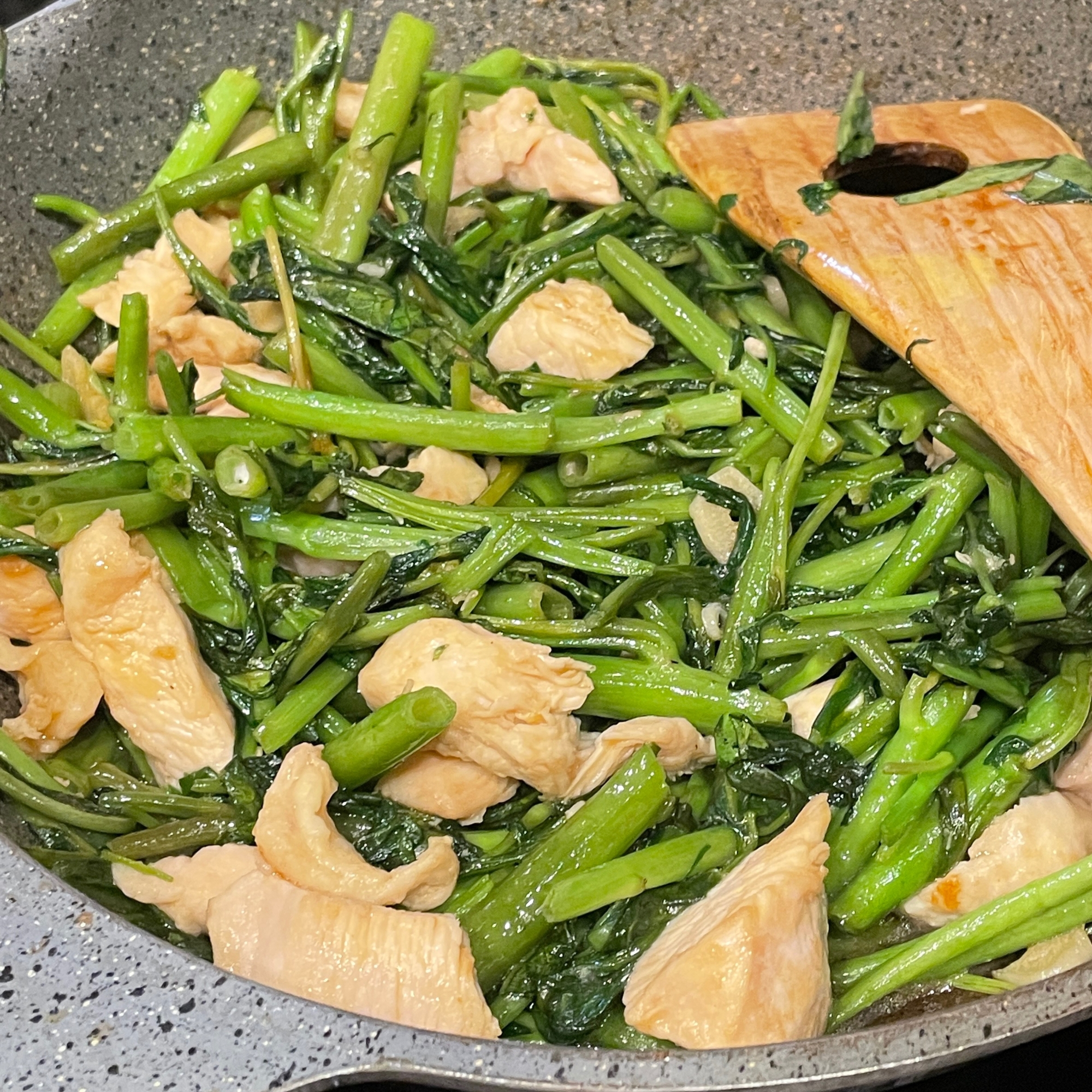 鶏肉と空芯菜の炒めもの