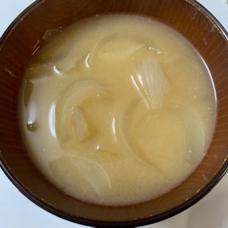 新玉で作りました。
玉ねぎの甘さが優しいお味噌汁ですね❤
美味しかったです(*´︶`*)♡