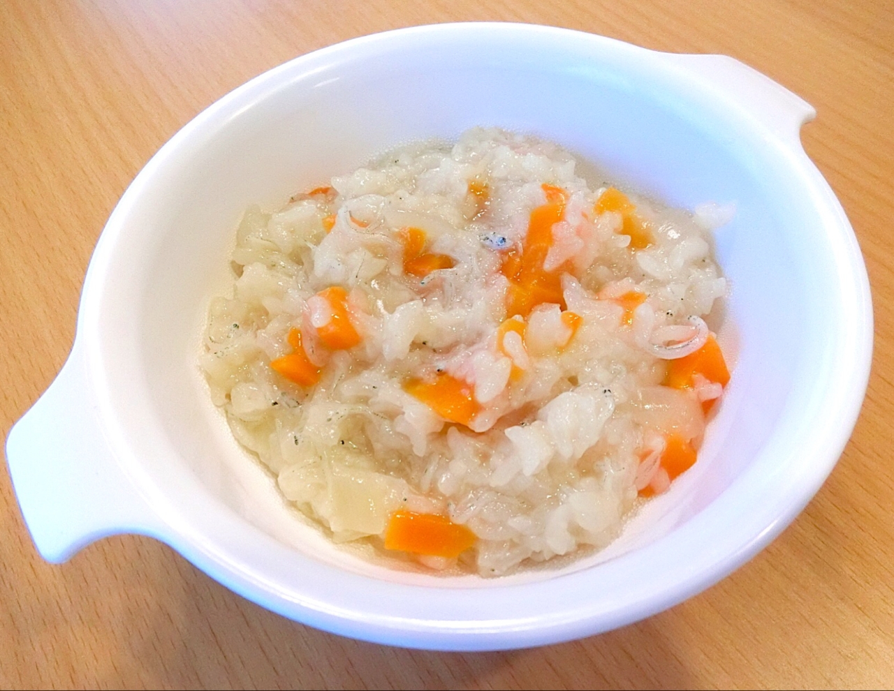 離乳食 中期 しらすと玉ねぎとにんじんのおかゆ