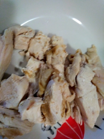 レンジで蒸し鶏、夏の暑い時に良いですね❀✿時短で助かりました(m*_ _)m♡以前は丸ごと茹でて時間かかり(༎ຶ⌑༎ຶ)鶏肉の塊を小さくしてから作りました。