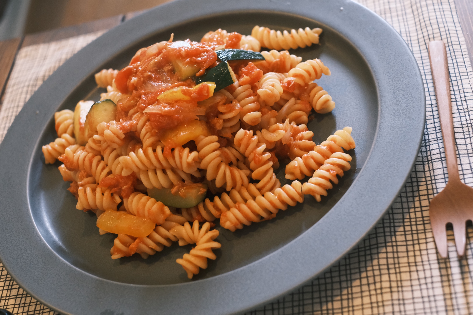 ズッキーニとツナのトマトパスタ