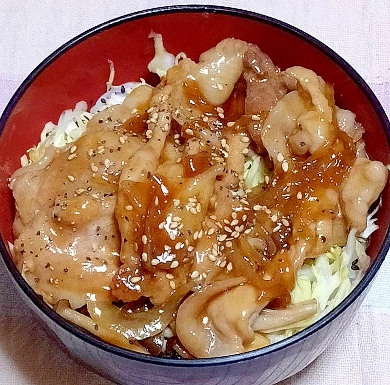 こってり豚丼に粒胡椒を効かせて