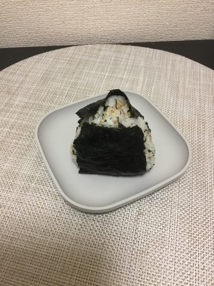 寝坊したっ！あわてんぼうのごま入りしそわかおにぎり