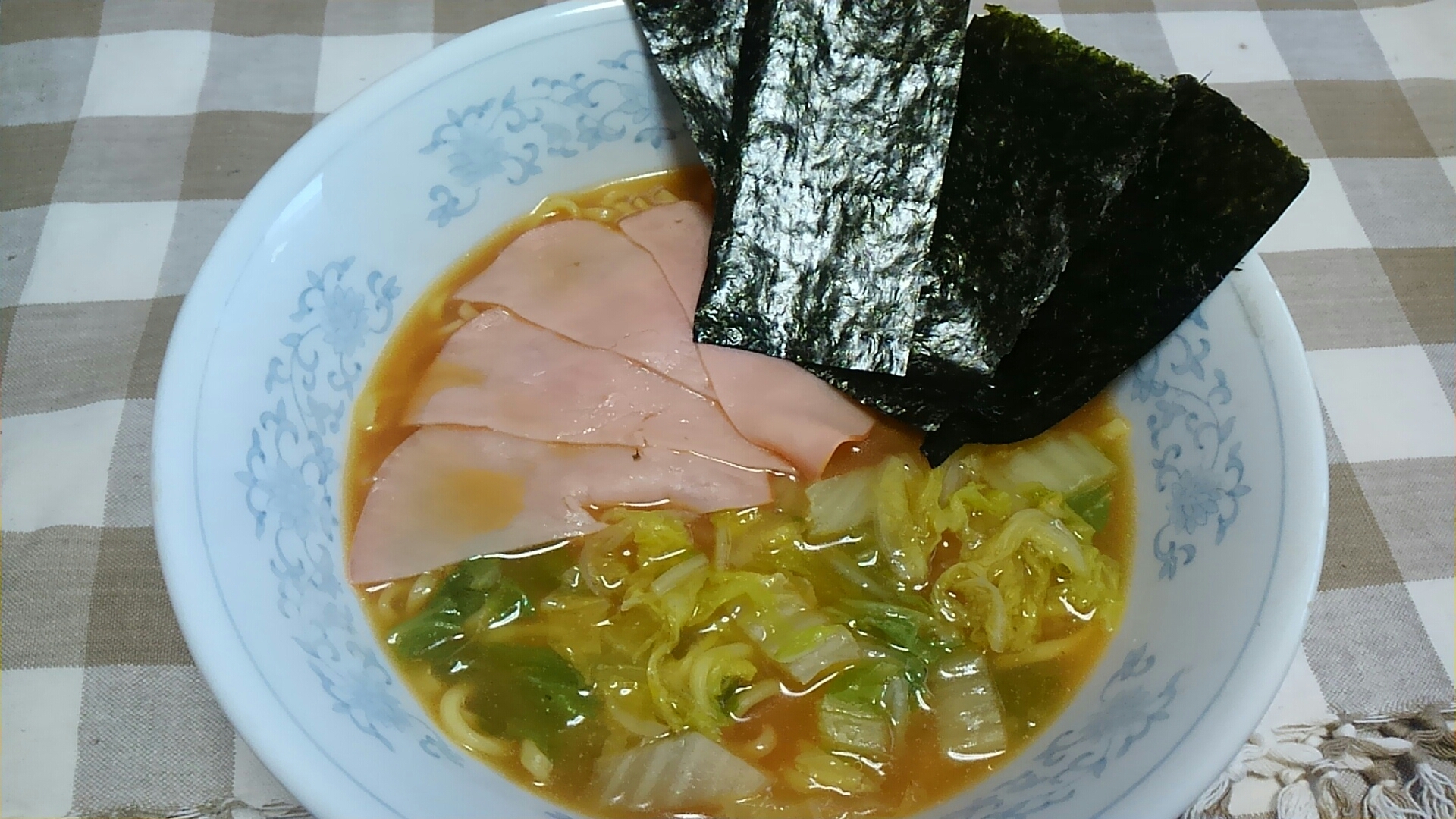 白菜とハムと焼き海苔入り味噌ラーメン☆