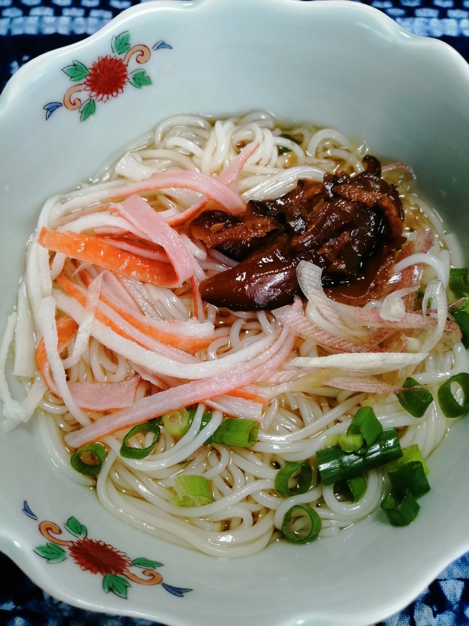 椎茸の佃煮とカニカマとネギとみょうがのそうめん