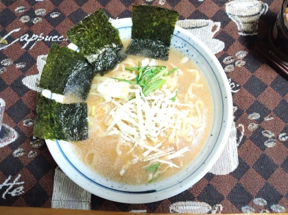 久しぶりのラーメンで麺も太くて美味しく大満足でした　雨続きですっかり冷え込み温かいスープがしみました　雨大丈夫ですか？警報たくさん出る中、おこもり継続中です