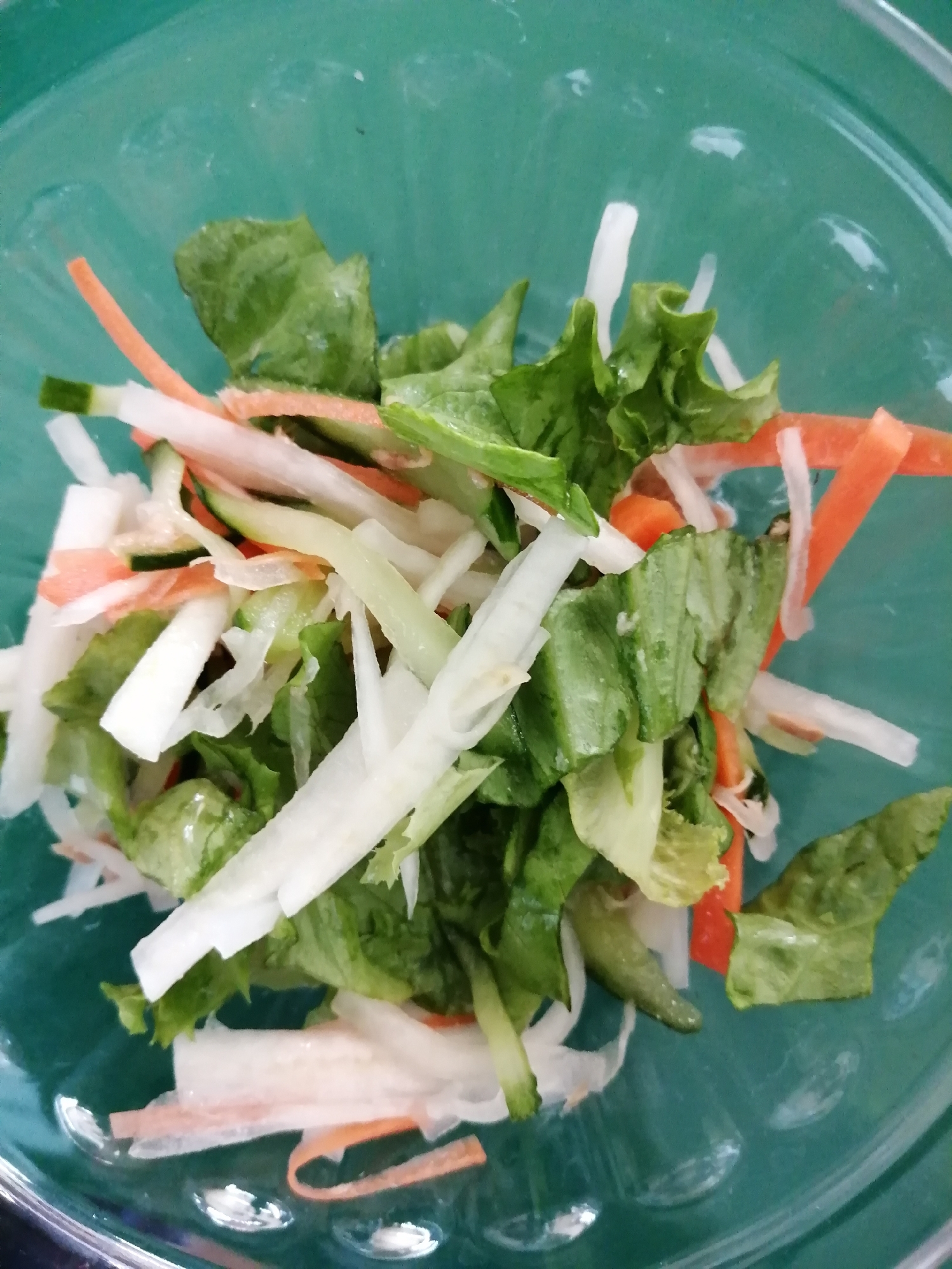 大根とにんじんときゅうりとレタスの和え物