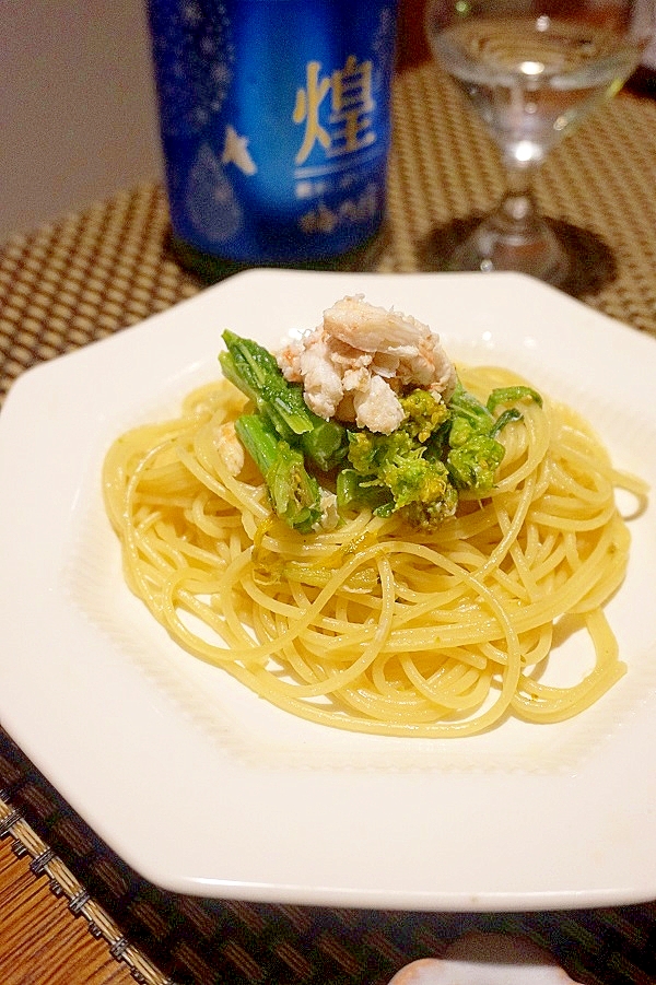 ワインに日本酒に、蟹と菜の花のオイルパスタ