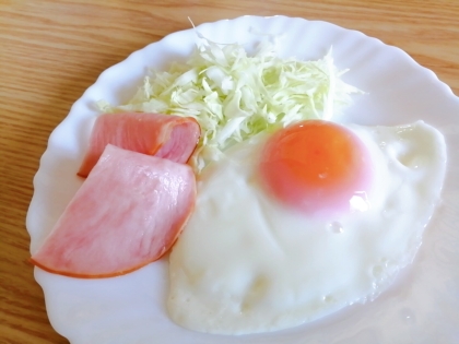 今日の朝食!ハムエッグ