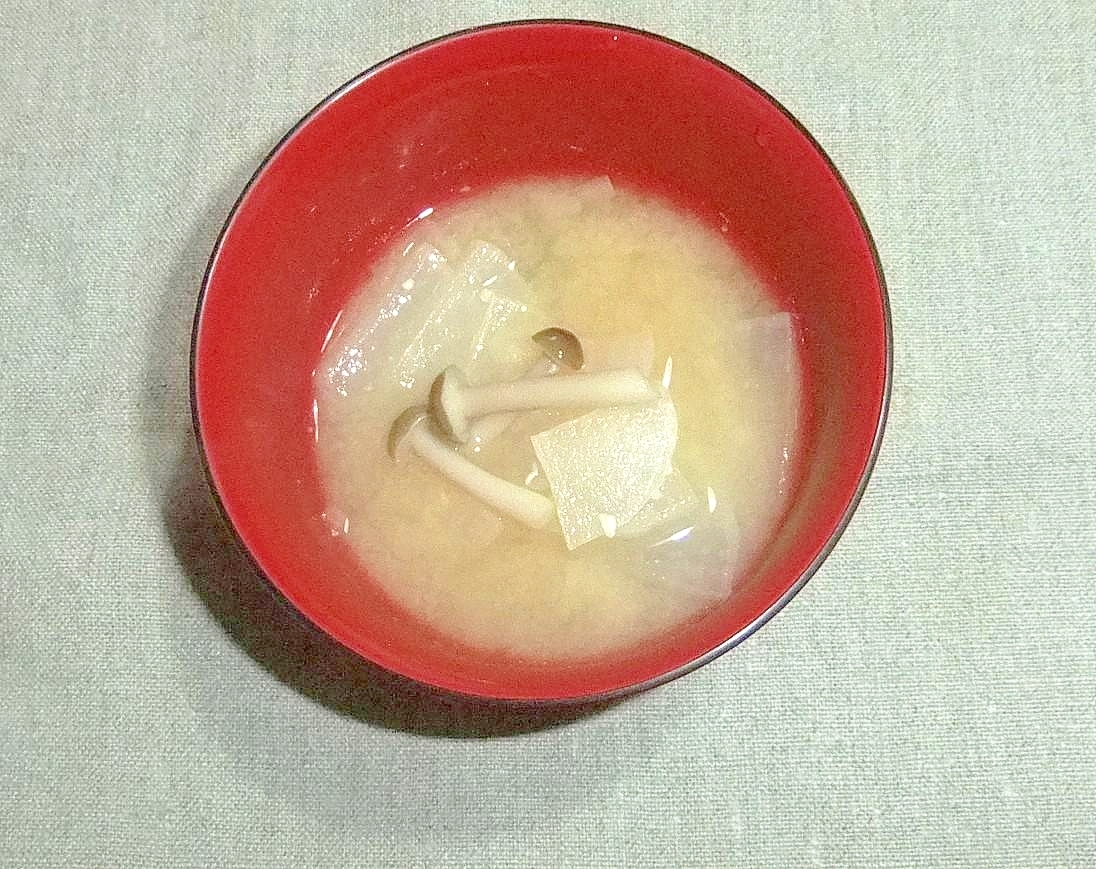 大根としめじの味噌汁