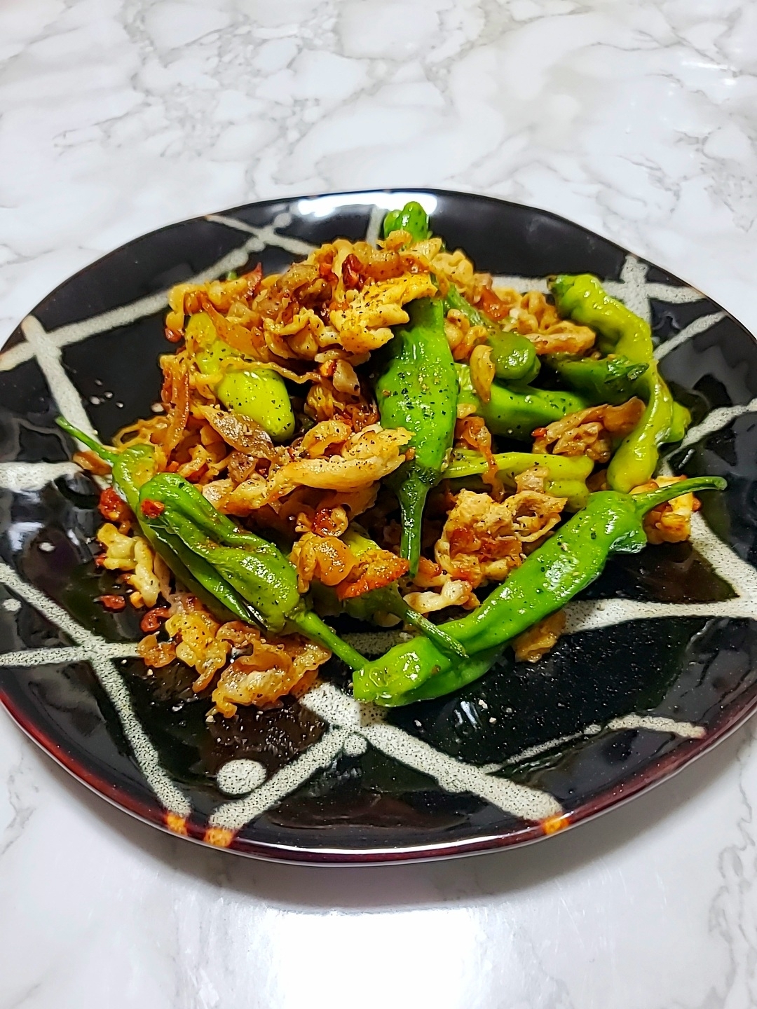 親鶏と獅子唐のカレー粉炒め