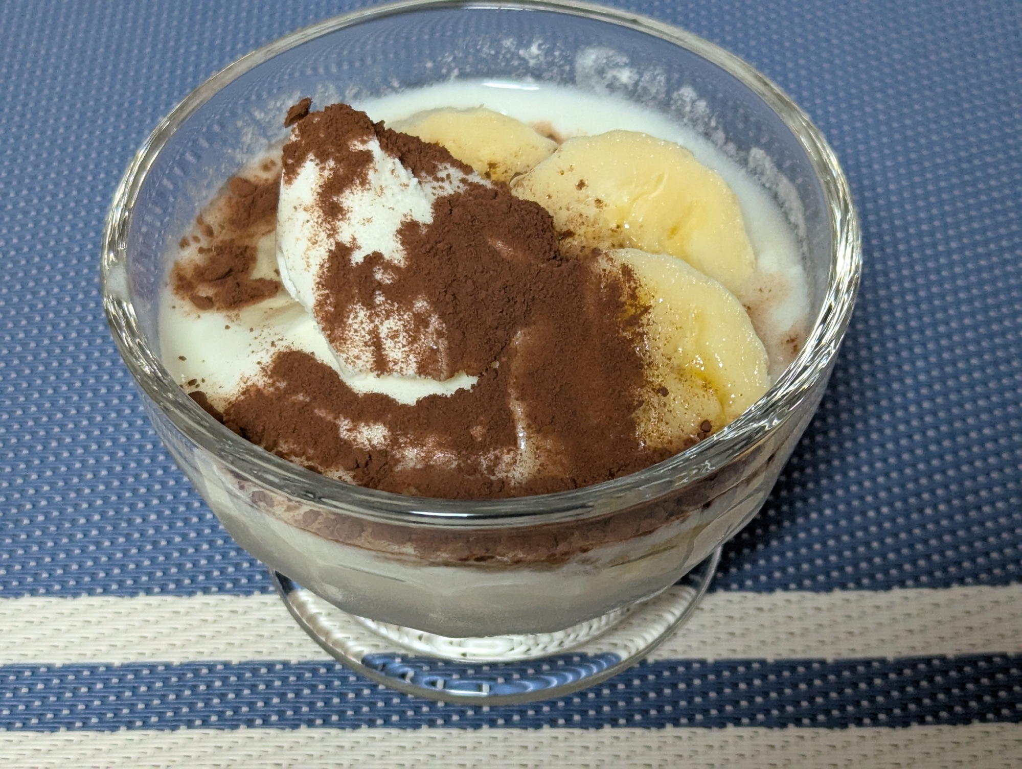 バナナとアイスにココアがけ✨️ヨーグルト