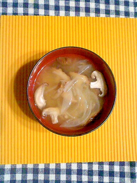 椎茸と玉ねぎの味噌汁 レシピ 作り方 By テツオ63 楽天レシピ