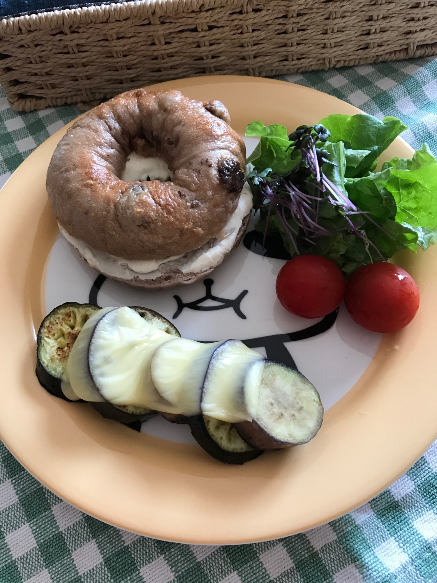 クリームチーズベーグルサンドの朝ごはん