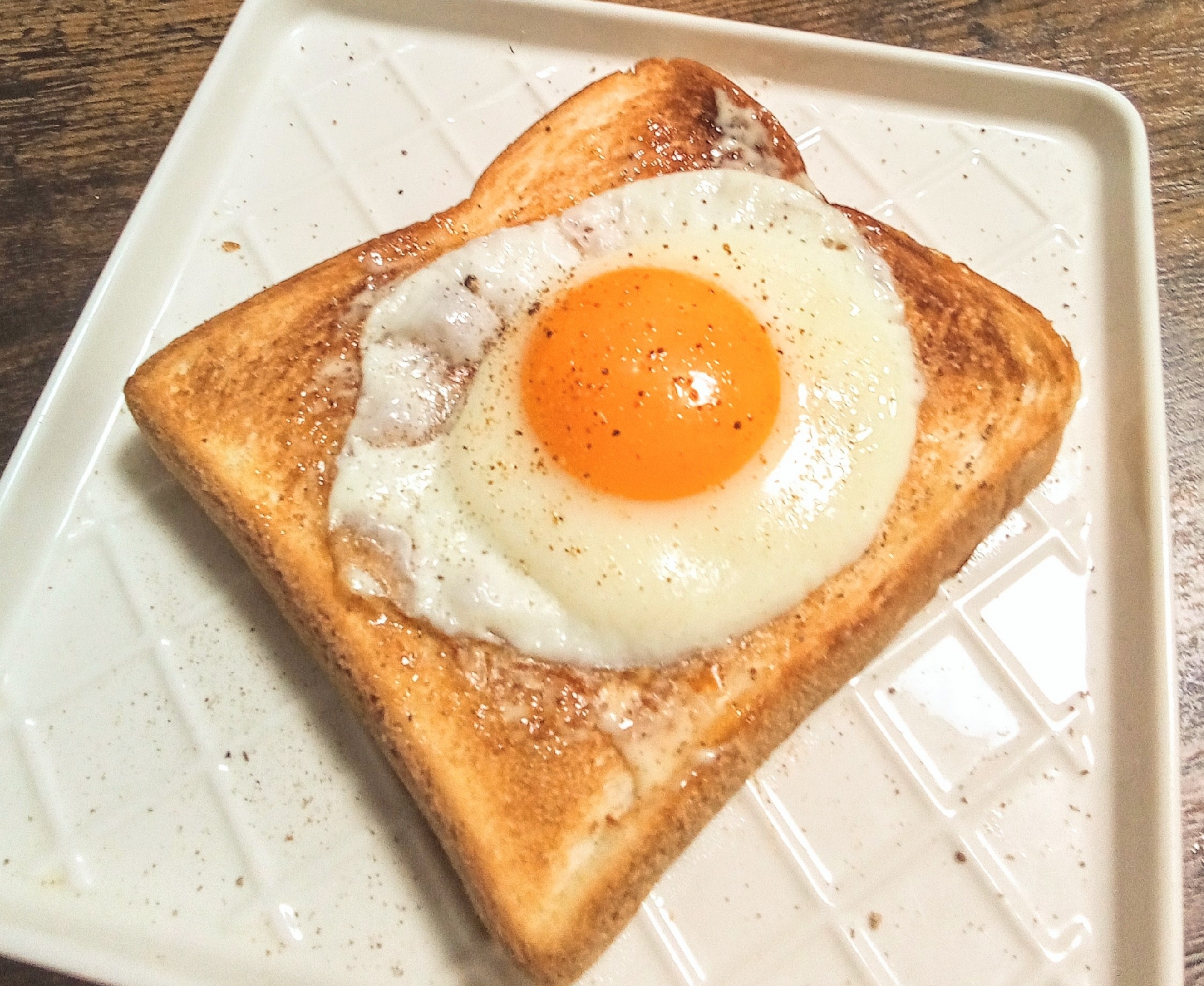 今日も簡単!!半熟目玉焼きトースト