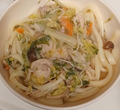 西のまるごと鍋！あつあつ味噌煮込みうどん