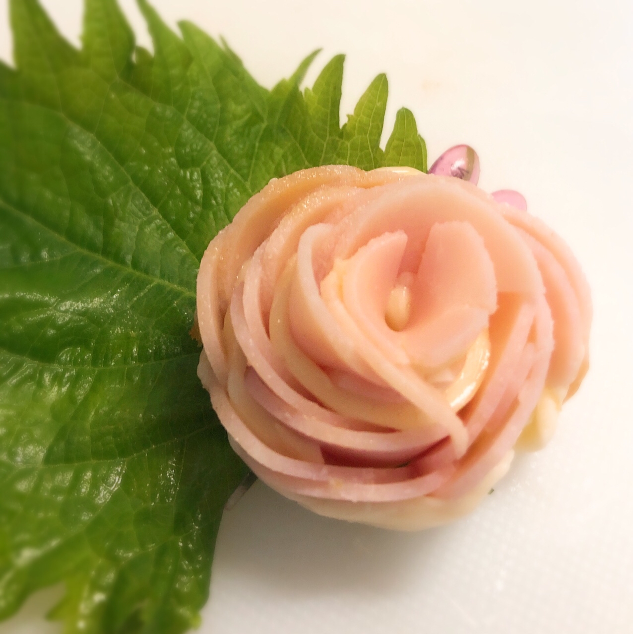 お弁当に薔薇のハムチーズ