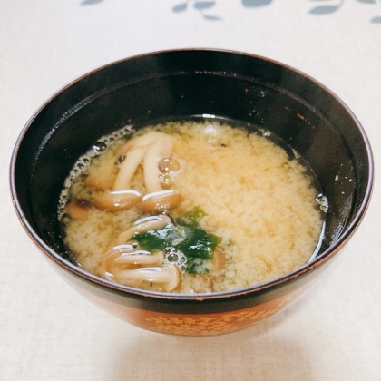白味噌＆生姜で美味しい冷凍しめじとわかめのお味噌汁