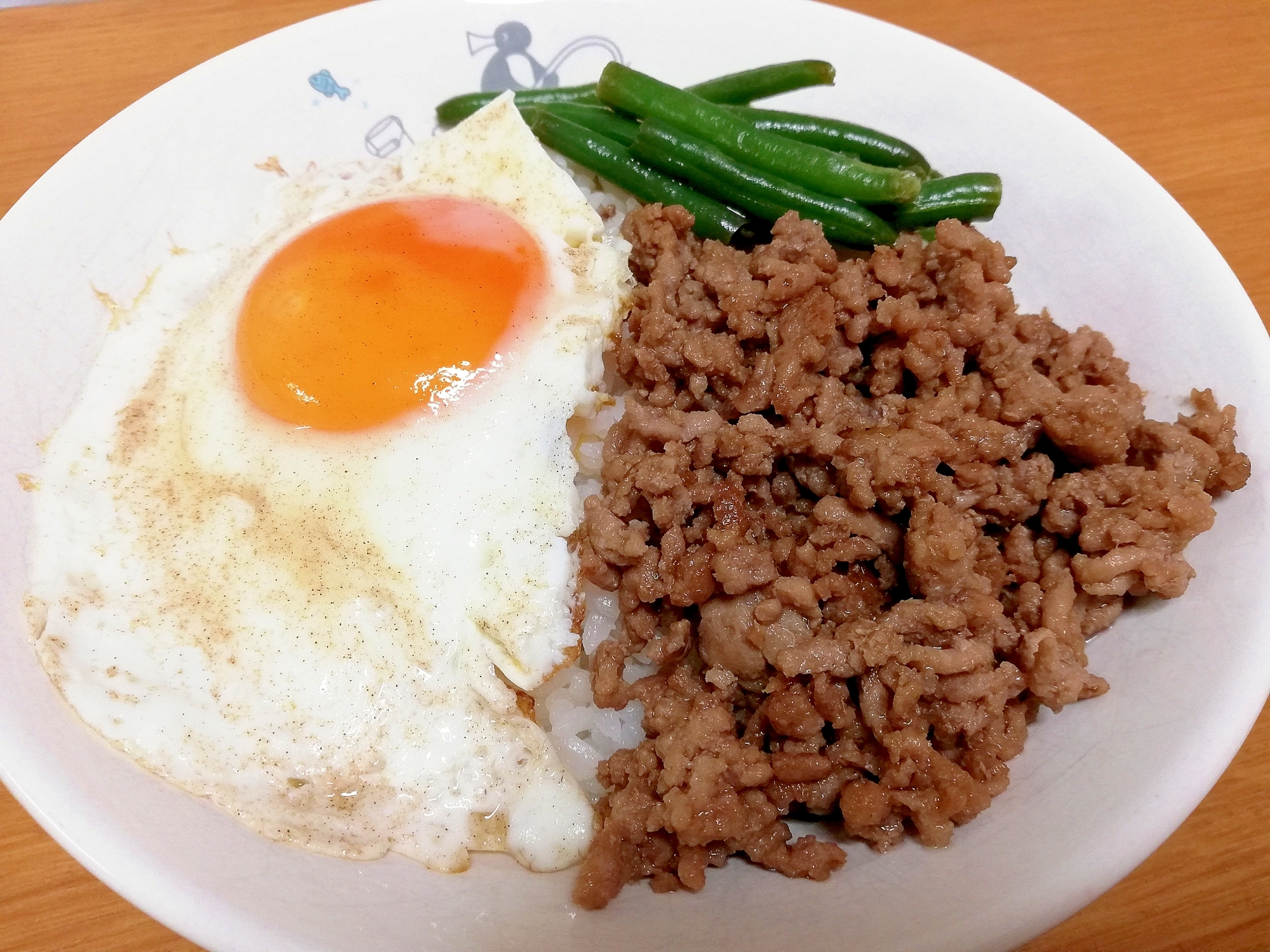 いんげんと目玉焼きとそぼろ丼