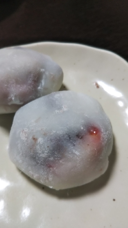 初めての和菓子。白玉粉で簡単にお餅が出来ました。練りあんがスーパーになかったので、ゆで小豆にしたら、柔らかすぎて包み難かった。次回は練りあんで再挑戦します！