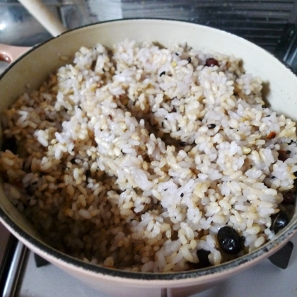 今日は玄米も混ぜてみました～(*◕ ◡◕）❤
おいしく炊けました！