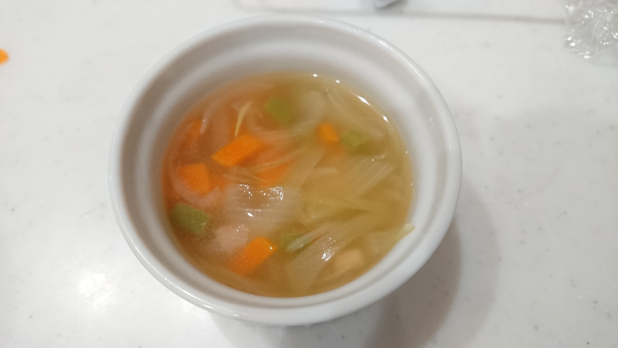 玉ねぎ、いんげん、にんじんベーコンのスープ