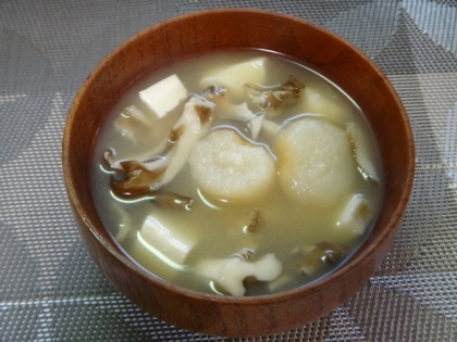 豆腐と麩と舞茸の味噌汁