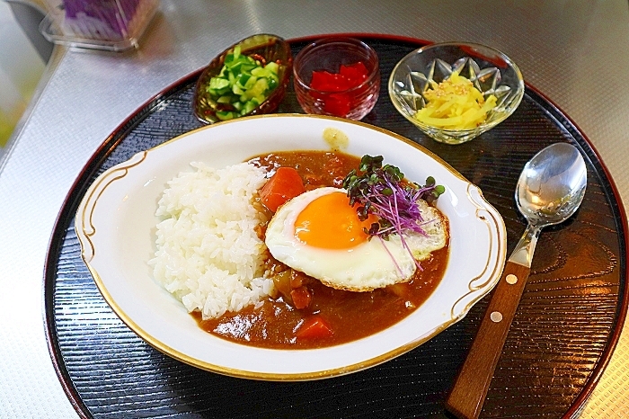 カレーライスの目玉のっけ