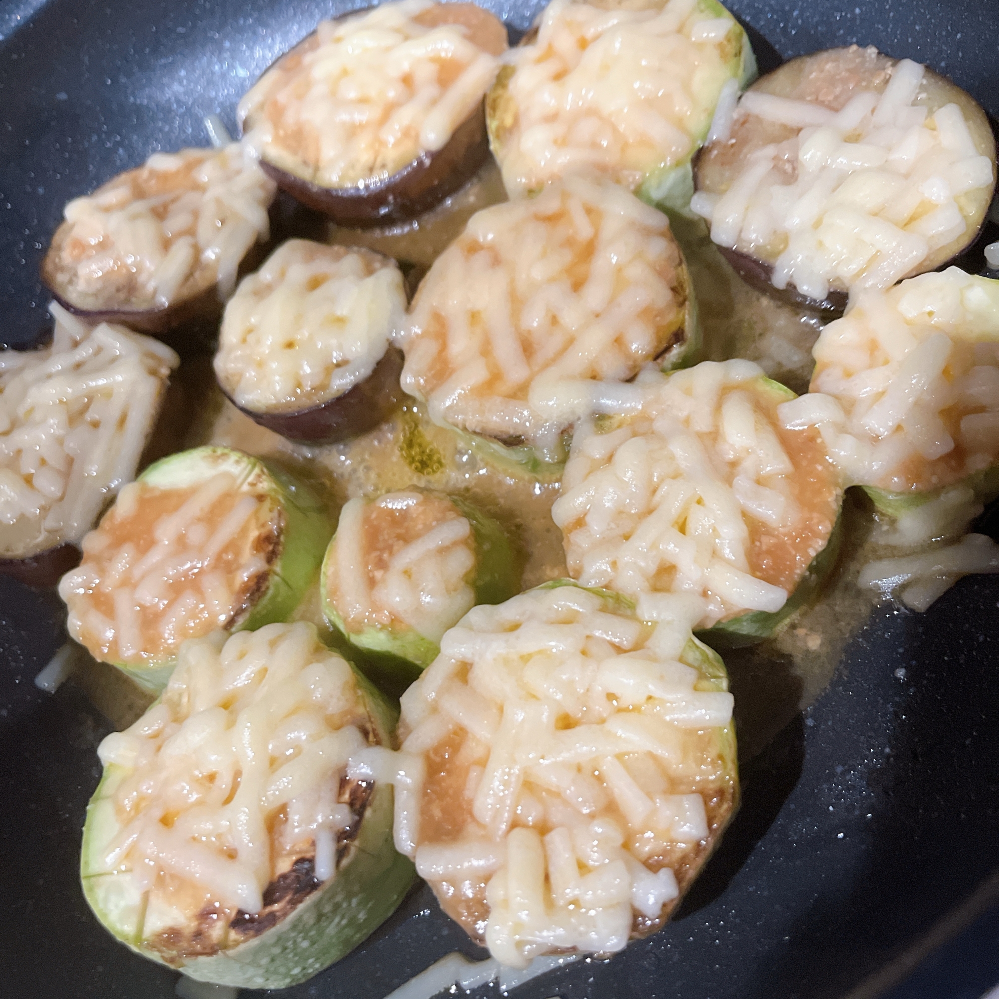 食感の違いが楽しい！白ナスと黒ナスの味噌チーズ焼き