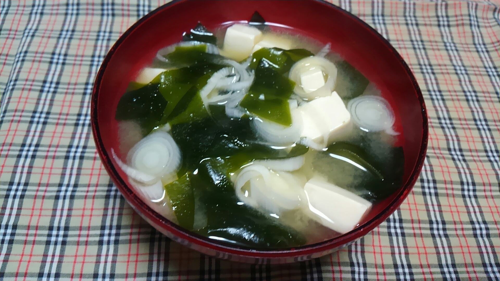 焼きあごだしで☆ワカメと豆腐と長ネギの味噌汁