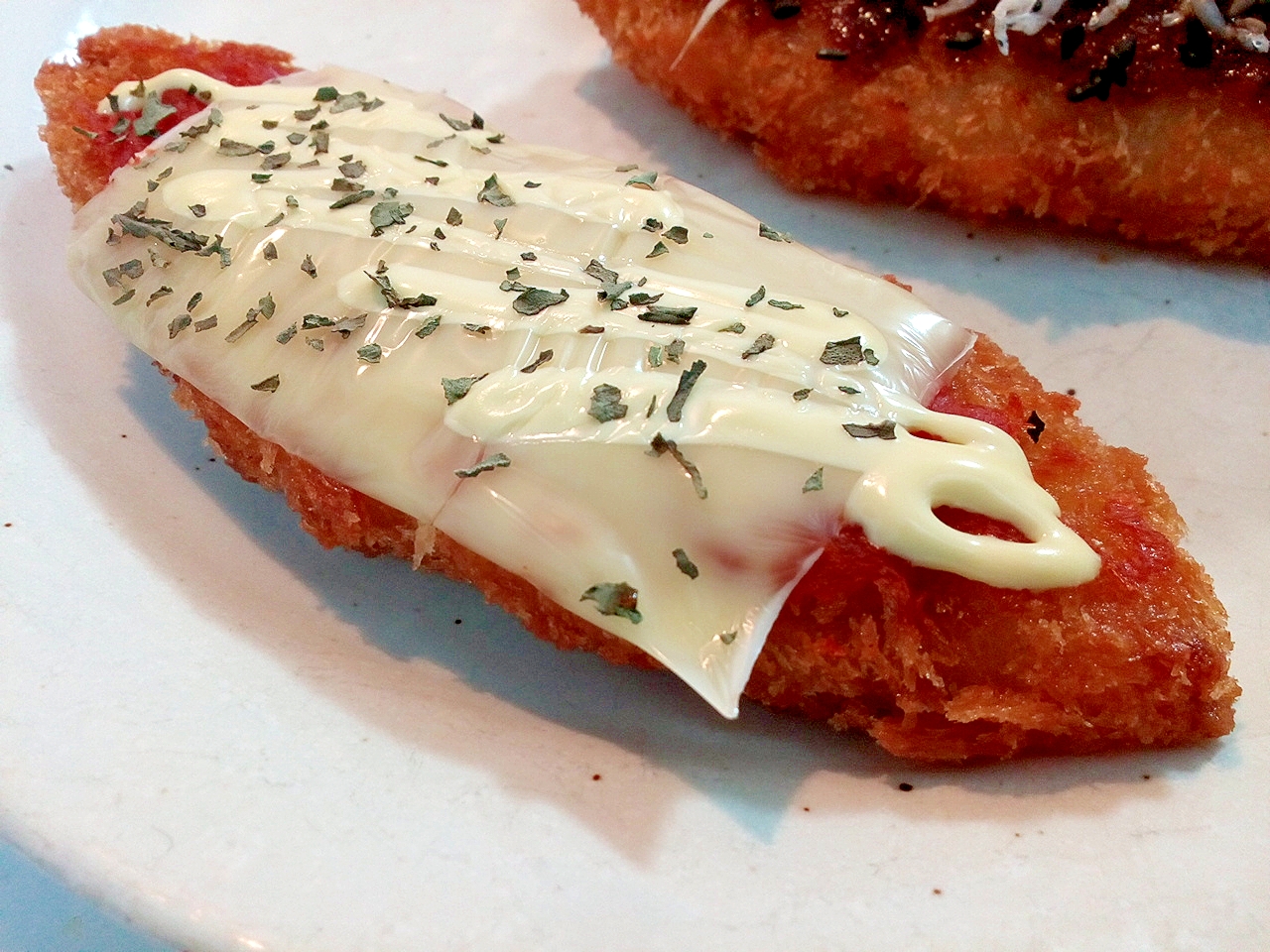 ケチャ/マヨ/バジルで　チーズon白身魚フライ