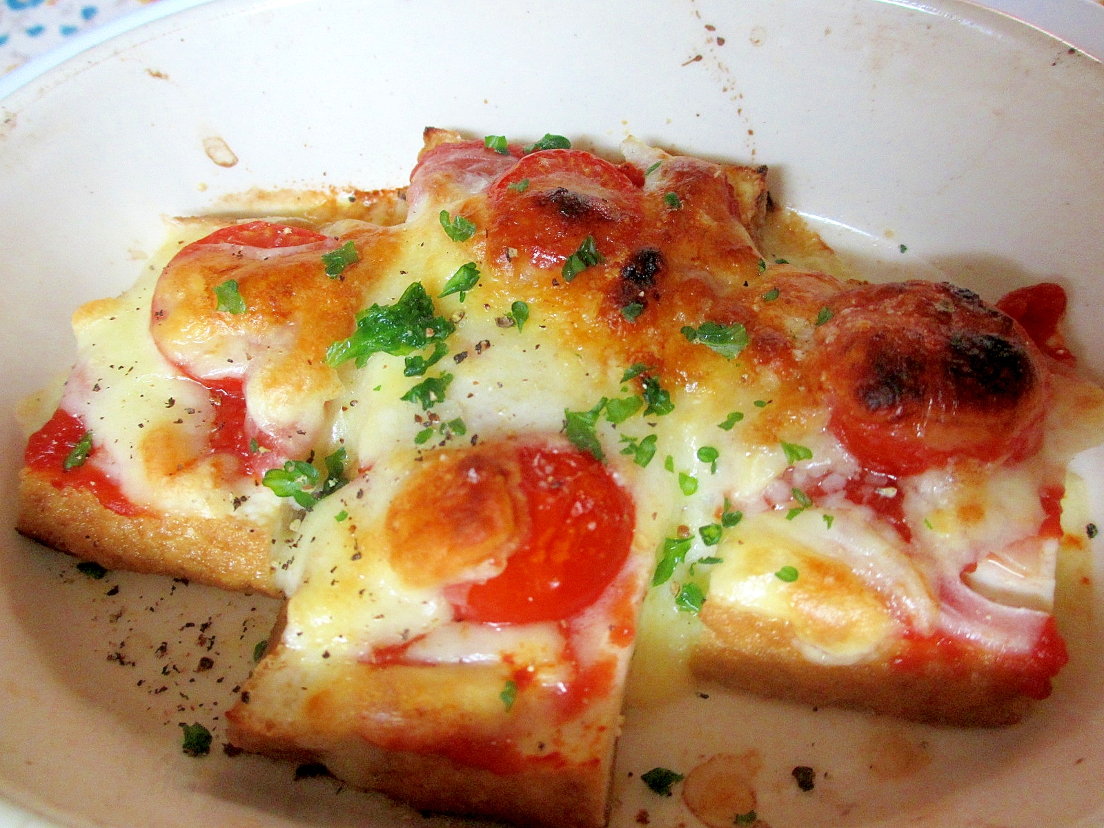 白い皿に盛り付けたトマトソースの厚揚げチーズ