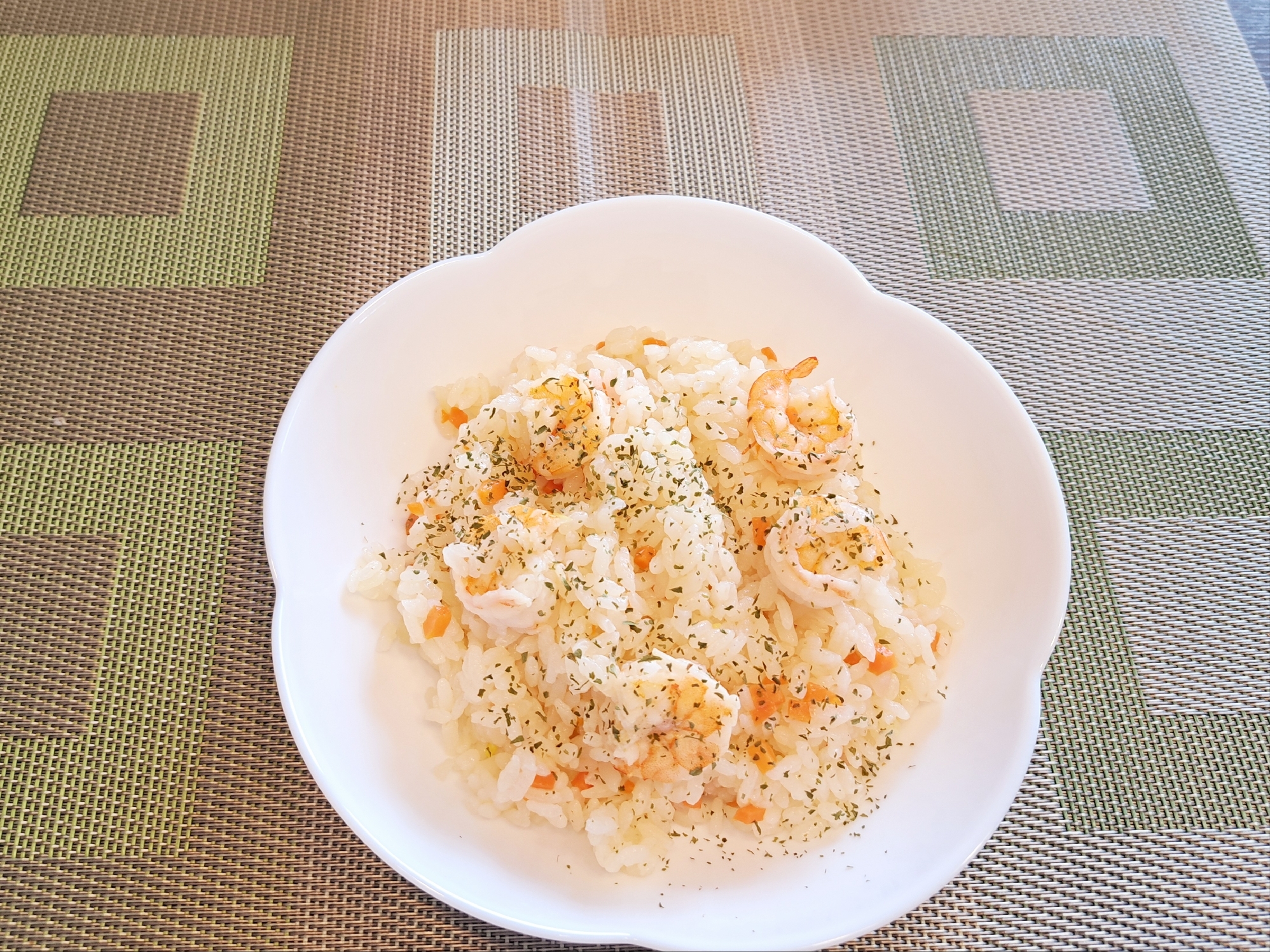 お米を炒めてから 炊飯器で炊く！エビピラフ