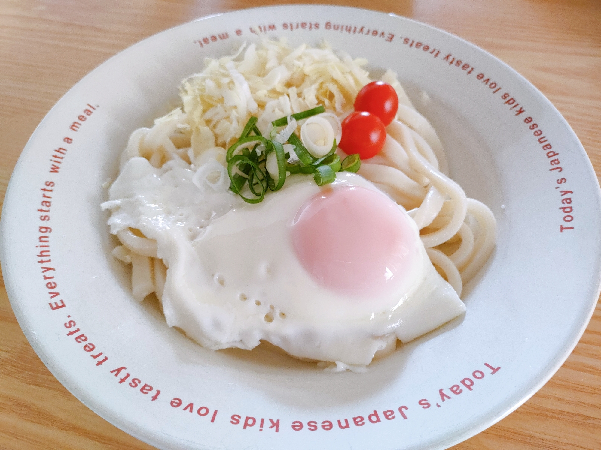 目玉焼きとキャベツとミニトマトの冷やしうどん