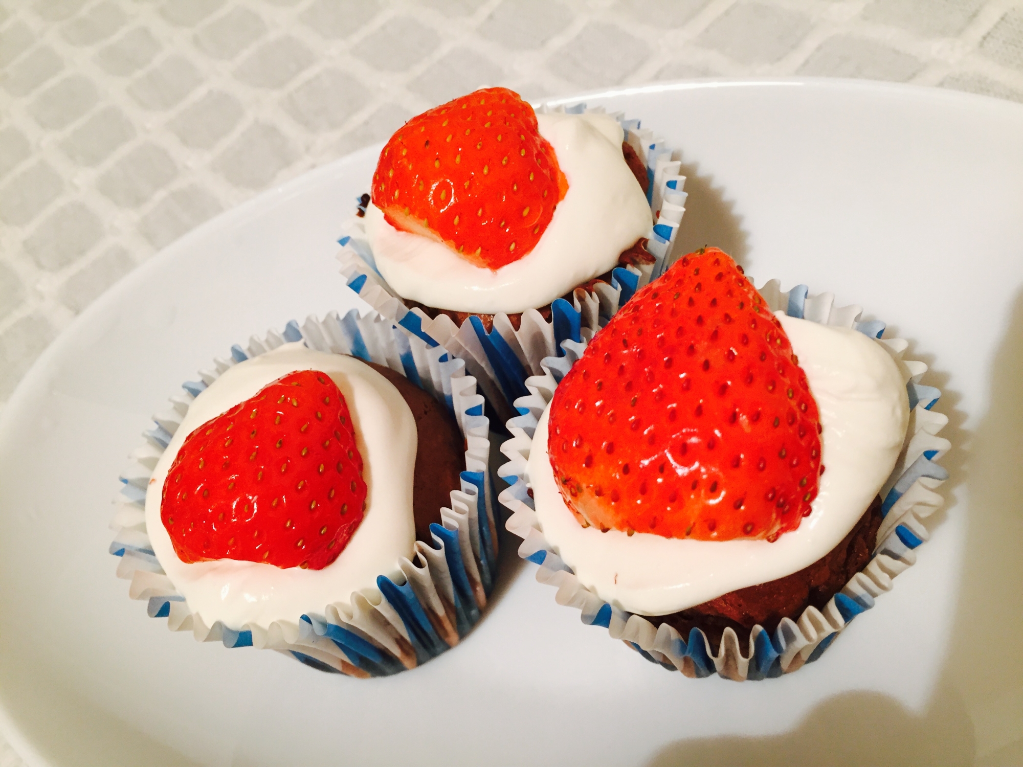いちごのチョコレートカップケーキ
