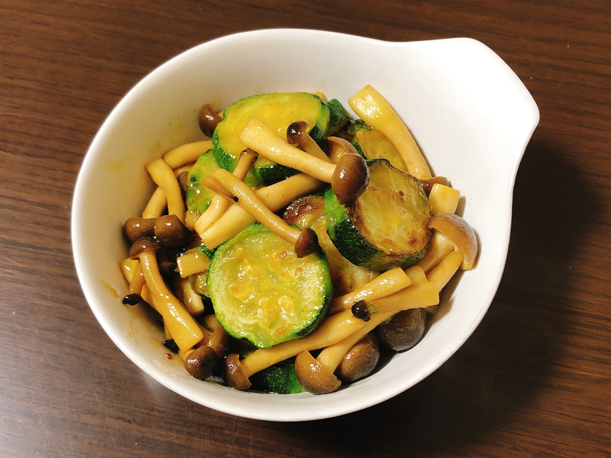 ズッキーニとしめじのオイスターソース炒め レシピ・作り方 By Aki_22｜楽天レシピ