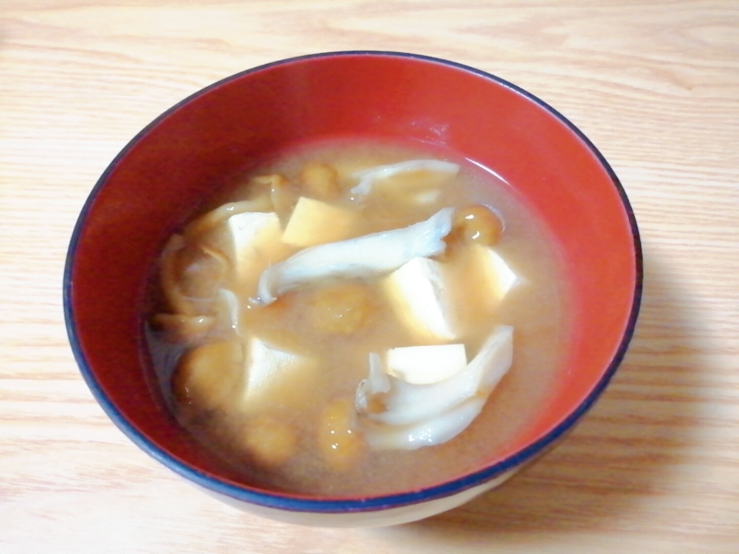 豆腐となめこと舞茸の味噌汁