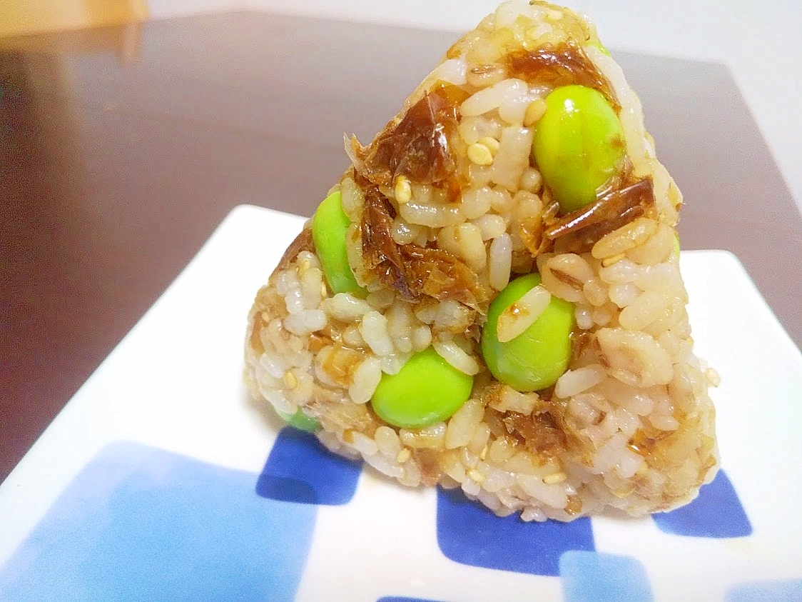 醤油味が美味しい♡枝豆のおかかおにぎり