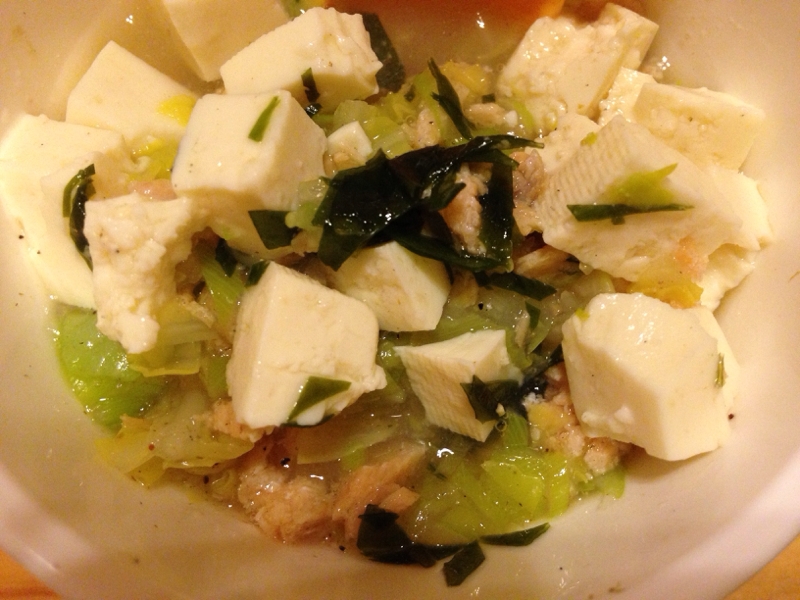 鮭と豆腐とわかめと白菜のスープ煮