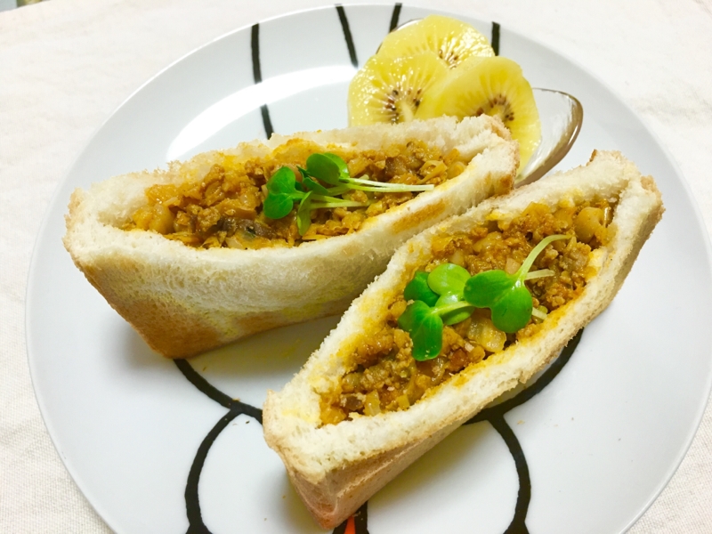 長ねぎ椎茸餃子の残りタネでドライカレーパン♡