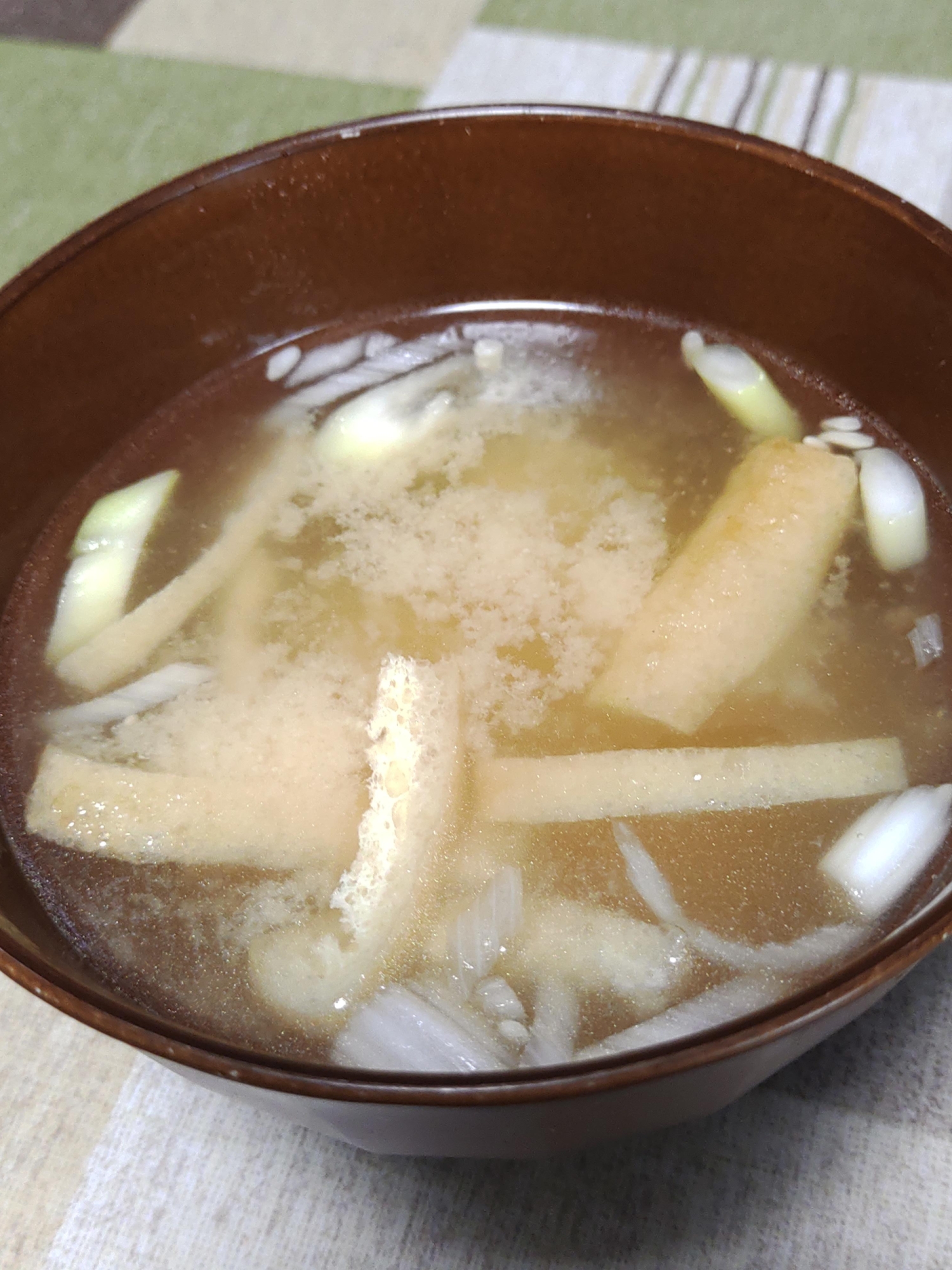 朝食に油揚げとねぎの味噌汁